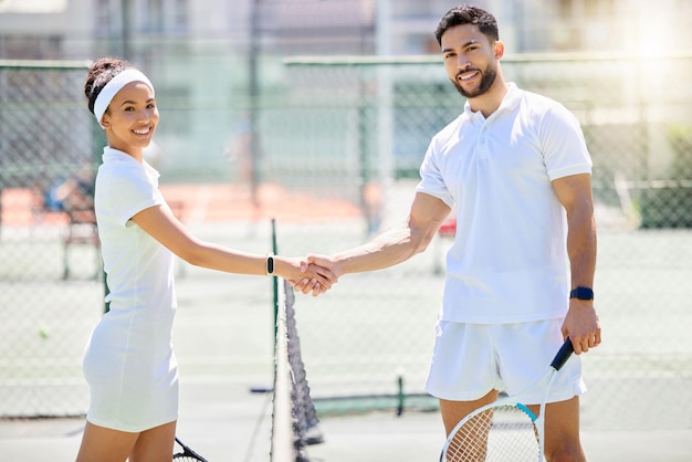 Game tennis en portret van atleten handen schudden voor succes partnerschap en begroeting Handdruk fitness en sport man en vrouw training oefenen of wedstrijd spelen op een buitentennisbaan