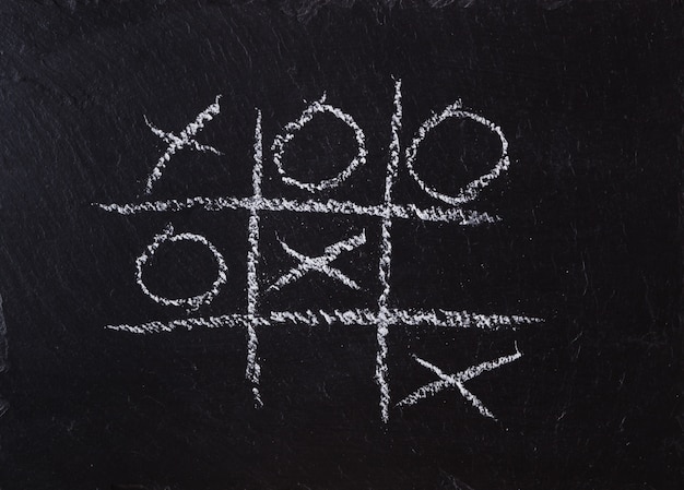 Game Tic Tac Toe op zwart leisteen bord