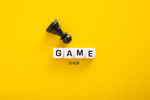 ゲーム オーバーの単語と概念明るい黄色の背景にブロック文字