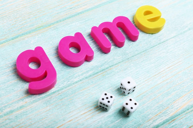 Foto parola di gioco formata con lettere colorate su sfondo di legno