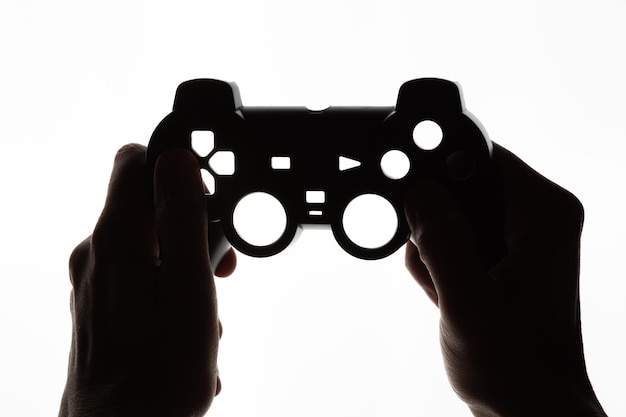 Gamepad in de hand silhouet op witte achtergrond