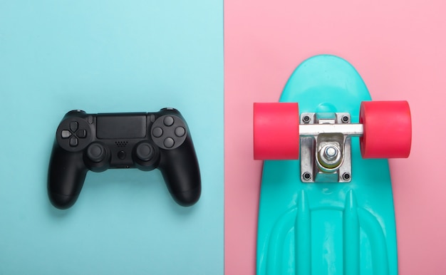 Gamepad met cruiser board op roze blauw pastel