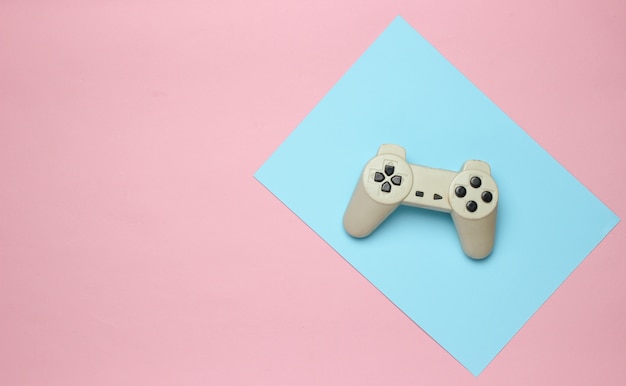 Gamepad op een gekleurde achtergrond. Bovenaanzicht, minimalisme.