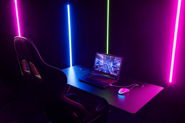 Foto sedia da gioco con luci al neon multicolori