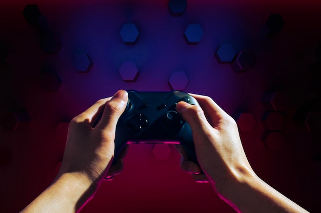 Gamer die de online game speelt met joystickcontroller in neon glow dark cyberpunk room gaming en esports challenge toernooi streaming streamer met analoog apparaat in woonhuis