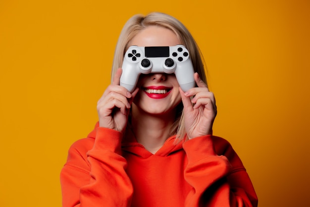 Ragazza del giocatore con gamepad bianco