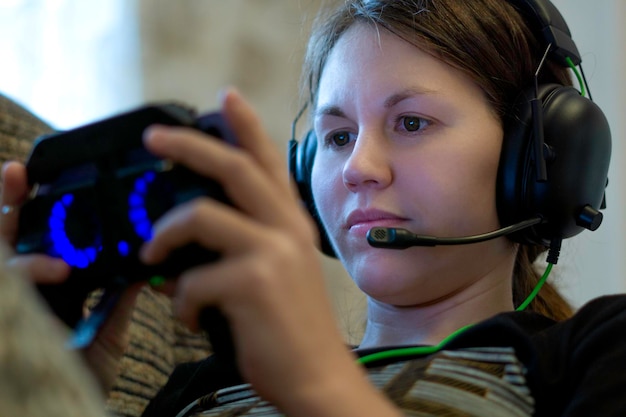 Gamer-meisje dat games speelt op mobiele telefoon verslaafd