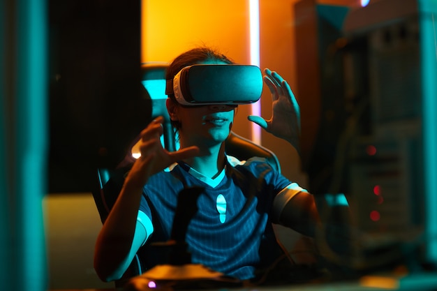 Геймер использует симулятор виртуальной реальности