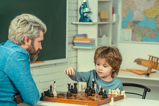 Игры, полезные для концепции мозгового интеллекта, концентрированный мальчик, развивающий шахматную стратегию, день отца