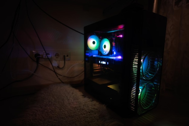 Gaming-pc-box met koelopstelling en volledig RGB-licht binnenin