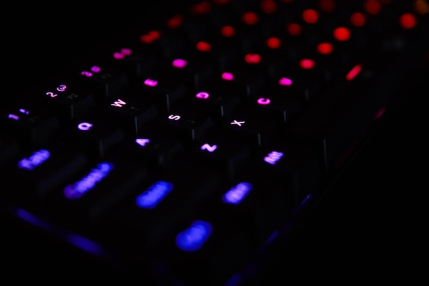 Фото Игровая клавиатура rgb на темном фоне