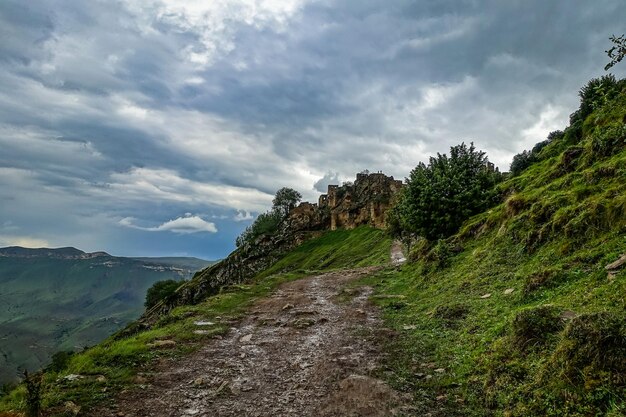 Gamsutl-dorp in de bergen van de Kaukasus Oude stenen gebouwen bovenop een klif Dagestan Rusland Juni 2021