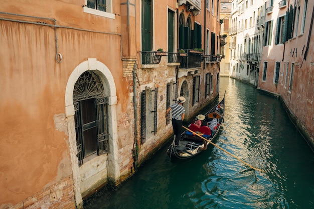 Gandolier doet zijn werk in Venetië, Italië.