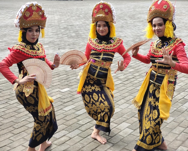 Photo gandrung dancers portrait of smiling friends standing on street