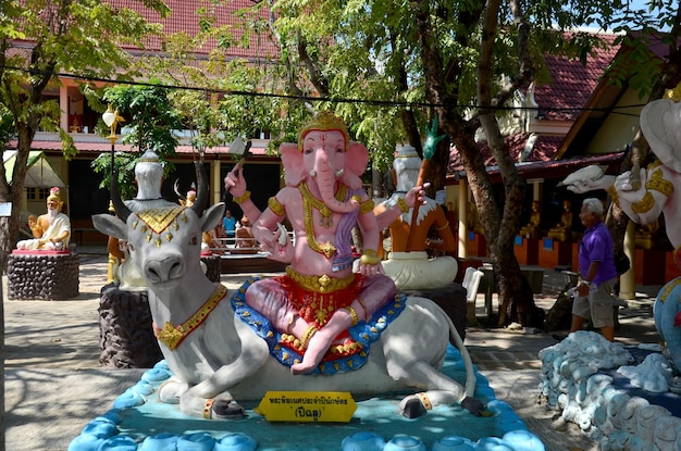 2015년 11월 21일 태국 논타부리의 왓 방착을 방문하고 기도하는 사람들을 위한 가네샤 성공의 제왕 동상