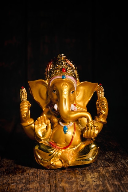 Ganesha standbeeld op wit