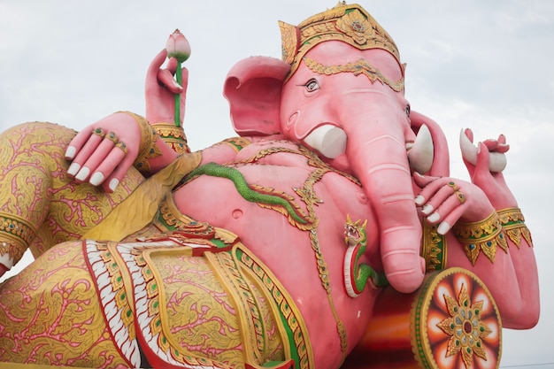 Ganeshstandbeeld in de tempel van Thailand