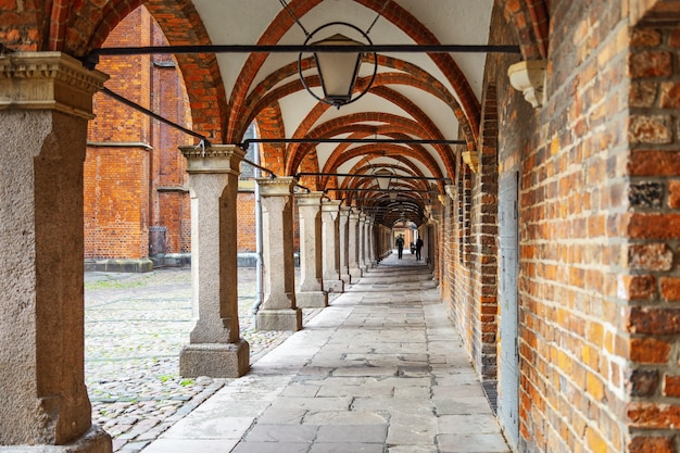 Gang van bogen in Lübeck, Noord-Duitsland