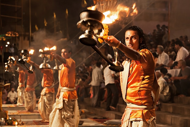 Photo ganga aarti ritual in varanasi