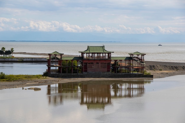 Ganmukhuri, Georgië - 28 september 2021: Chinees huis op het strand van Ganmukhuri, Georgië en zeelandschap