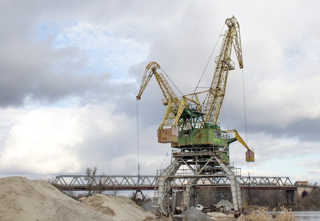 Козловой кран с захватом, подъемным краном.