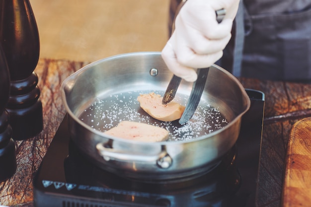 Ganzenlever op een houten bord in het restaurant voor het koken.