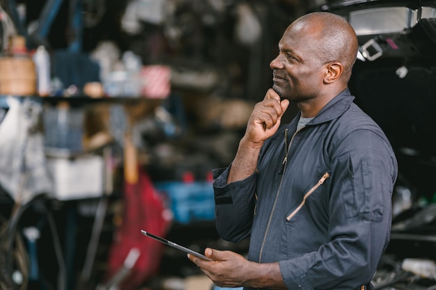 Il problema di pensiero dell'uomo del lavoratore di servizio automatico del meccanico del garage causa la rottura dell'automobile