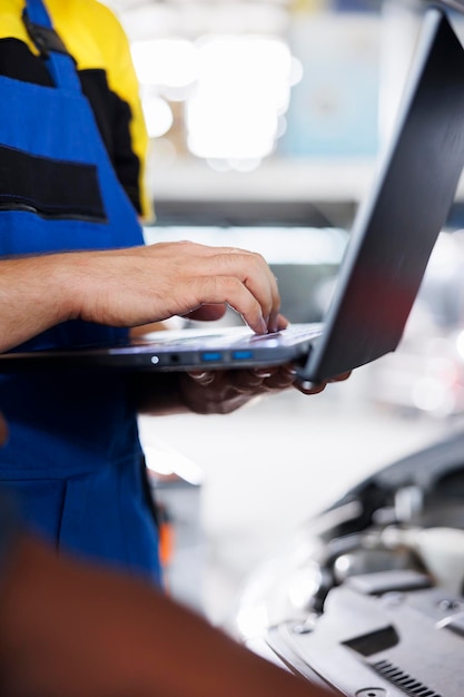 Garage professional bestelt nieuwe auto motor