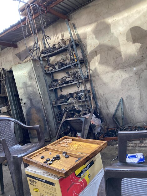 Photo a garage with backgammon in boxes.