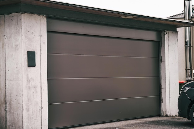 Garagedeur Luxe en moderne woning met dubbele garagedeur in Europa