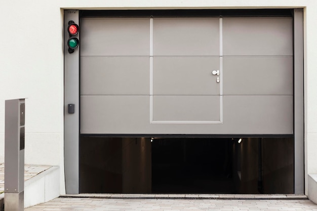 Garagedeur naar parkeerplaats. automatische toegangspoort tot ondergrondse parkeergarage met verkeerslicht.