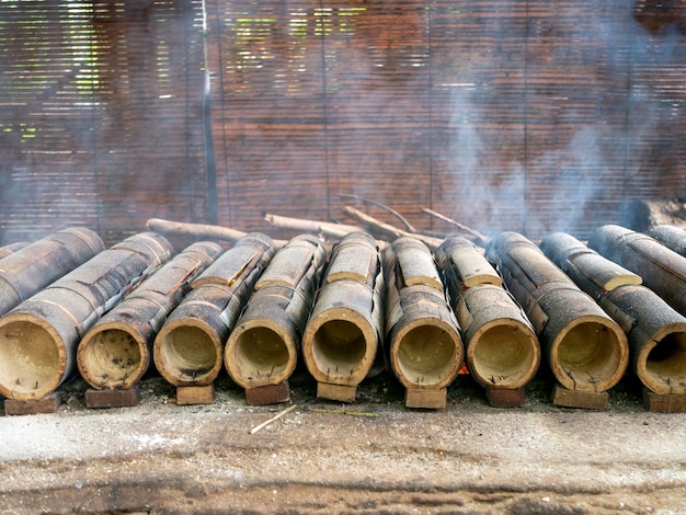 写真 ガランアセム - インドネシアの伝統的な料理焼いた竹のチューブで調理された美味しい