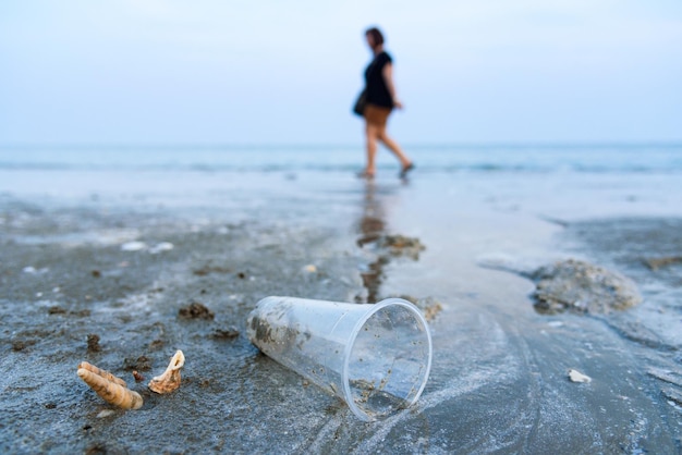 Foto spazzatura sulla spiaggia contro il cielo