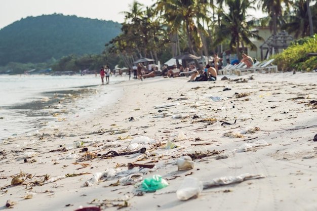 하얀 모래가 있는 아름다운 해변의 쓰레기. 환경 개념의 오염