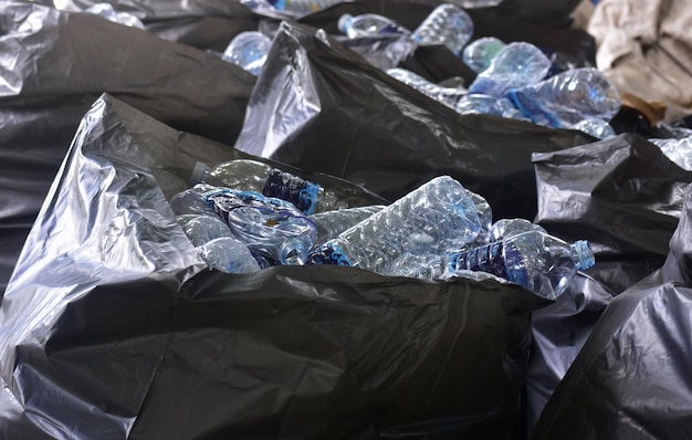 Мусор и отброшенные пластмассы в мусорной корзине xAR, зафиксированное 17 июля 2023 года в Районге, Таиланд