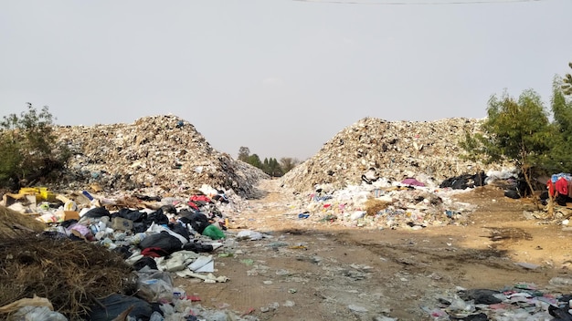 Foto discarica di rifiuti contro il cielo