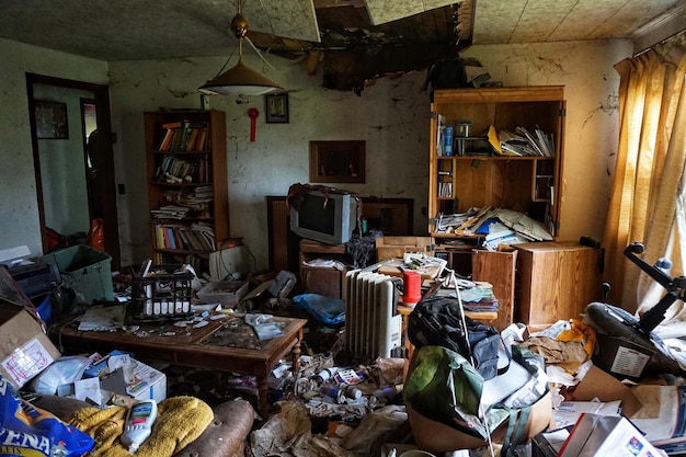 Photo garbage filled room in abandoned house