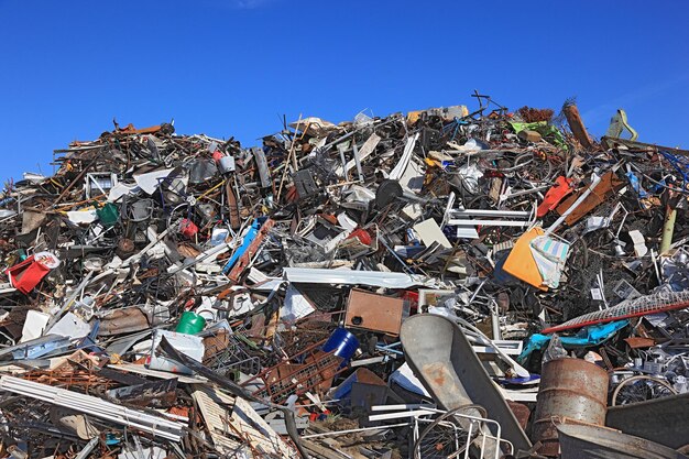 Foto spazzatura nella discarica contro un cielo limpido