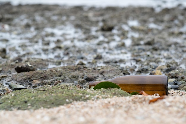 写真 ビーチの汚れた海のゴミ