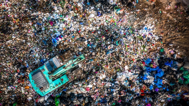 Mucchio di immondizia nella discarica o nella discarica, camion di immondizia di vista aerea scaricano immondizia ad una discarica, riscaldamento globale.