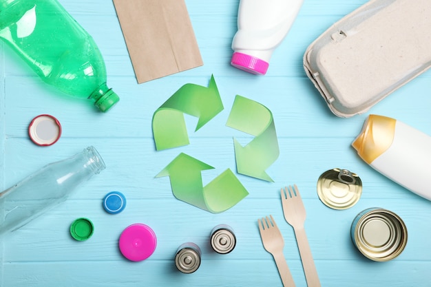 garbage and recycling sign on a colored background top view