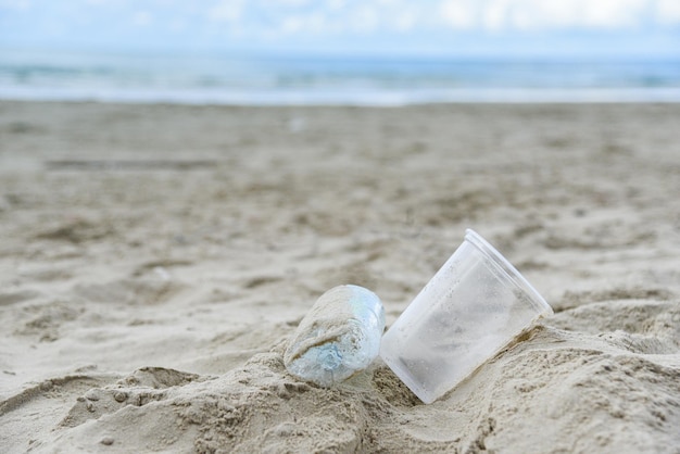 ゴミ箱 プラスチックのボトル ゴミ袋 砂浜のゴミ箱