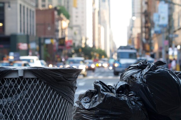 Photo garbage on street against buildings in city