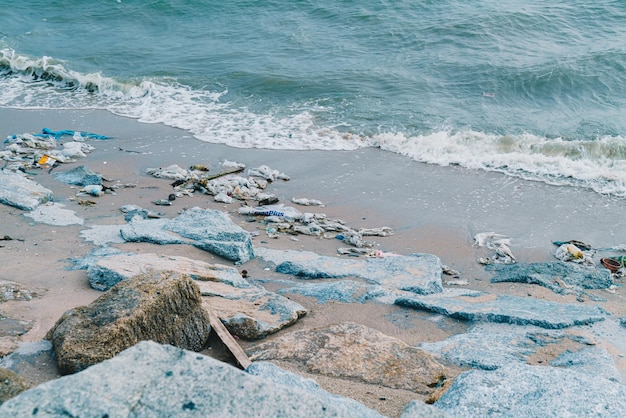 해변의 쓰레기와 쓰레기 - 나쁜 환경