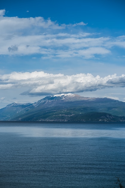 Lago alpino del garda intorno alla montagna