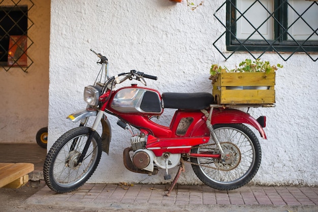 写真 庭の装飾、古い赤とビンテージ バイク。