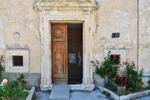 Foto un giardino di fronte a una piccola chiesa a campo di giove, un villaggio medievale dell'abruzzo, in italia