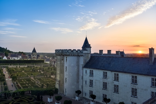 Il giardino illuminato da candele al tramonto