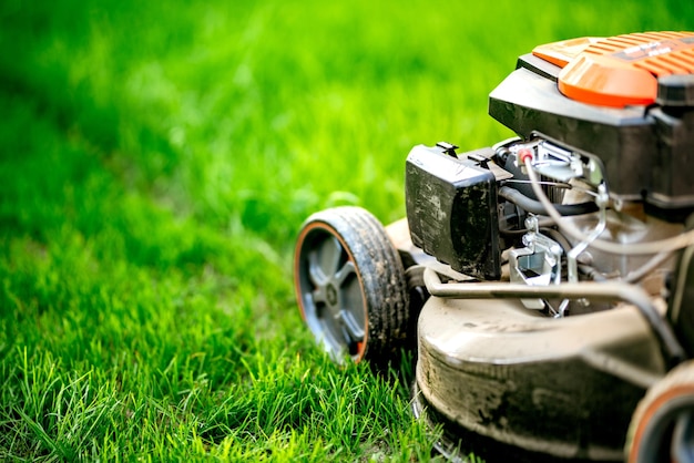 Photo garden maintainance details close up view of grass mowerxa