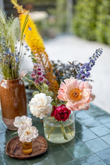 Foto tavolo da giardino decorato con fiori